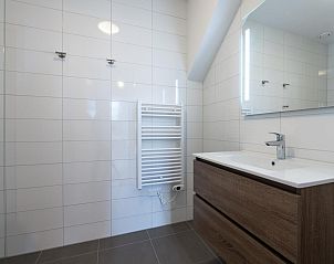 Moderne badkamer met ruime wastafel in VZ2408 Vakantieappartement, Kamperland, Noord-Beveland, Zeeland.