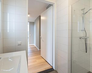Stijlvolle badkamer met inloopdouche in VZ2408 Vakantieappartement, Kamperland, Noord-Beveland, Zeeland.