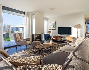 Woonkamer van vakantiehuis Duinvallei 39 in De Groote Duynen, Kamperland, met moderne meubels en uitzicht op de natuur.