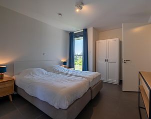 Slaapkamer in Duinvallei 39, De Groote Duynen, Kamperland, met comfortabele bedden en een rustgevend uitzicht.