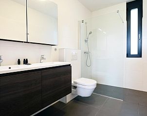 Stijlvolle badkamer in Duinvallei 39, De Groote Duynen, Kamperland, met een moderne douche en wastafel.