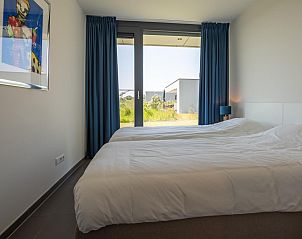 Derde slaapkamer in Duinvallei 39, De Groote Duynen, Kamperland, met comfortabele bedden en een schilderij.