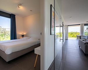 Slaapkamer in Duinvallei 39, De Groote Duynen, Kamperland, met moderne inrichting en toegang tot de woonkamer.