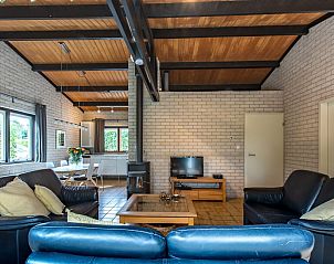 Gerumiges Wohnzimmer mit Kamin in Ahornenlaan 8 | Ruiterplaat, Kamperland, Zeeland.