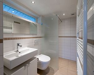 Stilvolles Badezimmer in Ahornenlaan 8 | Ruiterplaat, Ferienhaus in Kamperland, Zeeland.