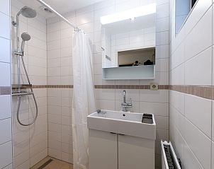 Dusche und Waschbecken in Ahornenlaan 8 | Ruiterplaat, Ferienhaus in Kamperland, Noord-Beveland.