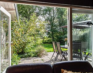 Blick auf den Garten vom Wohnzimmer der Ahornenlaan 8 | Ruiterplaat, Kamperland, Noord-Beveland.