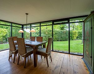 Eetkamer met tuinzicht in Berkenlaan 6 | Ruiterplaat vakantiehuis, Kamperland, Zeeland.