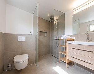 Moderne badkamer in Berkenlaan 6 | Ruiterplaat vakantiehuis in Kamperland, Noord-Beveland, Zeeland.