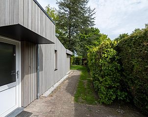 Ingang van Berkenlaan 6 | Ruiterplaat vakantiehuis in Kamperland, Zeeland met groene omlijsting.