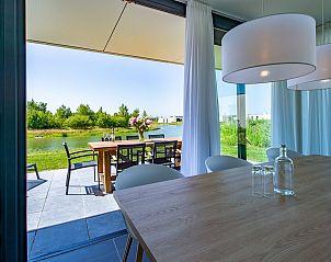 Innenbereich von Duinvallei 34 in De Groote Duynen, Kamperland, mit Blick auf die Terrasse.