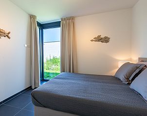 Schlafzimmer mit Doppelbett in Duinvallei 34, Ferienhaus in Kamperland, Noord-Beveland.