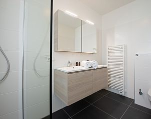 Extra Badezimmer im Ferienhaus Duinvallei 34, Kamperland, mit Dusche und Waschbecken.