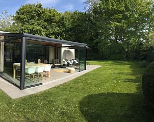 Veranda van vakantiehuis Populierenlaan 1 | Ruiterplaat in Kamperland, met uitzicht op groene tuin.