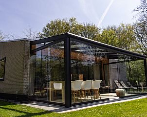 Glazen serre van Populierenlaan 1 | Ruiterplaat, vakantiehuis in Kamperland, omgeven door natuur.