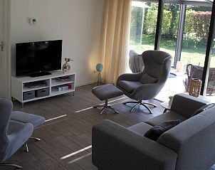 Gezellige woonkamer in Populierenlaan 1 | Ruiterplaat, vakantiehuis in Kamperland, met moderne meubels.