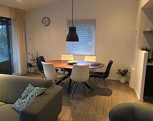 Eethoek in Populierenlaan 1 | Ruiterplaat, vakantiehuis in Kamperland, met ronde tafel en stijlvolle stoelen.