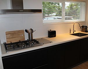 Moderne keuken in Populierenlaan 1 | Ruiterplaat, vakantiehuis in Kamperland, met strakke afwerking.