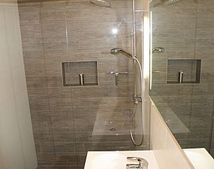 Moderne badkamer in Populierenlaan 1 | Ruiterplaat, vakantiehuis in Kamperland, met ruime douche.