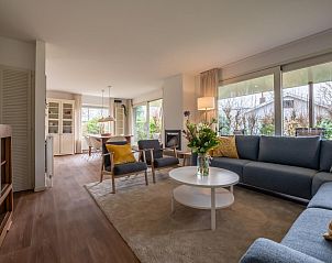 Gezellige woonkamer in vakantiehuis Vinkenlaan 8 | De Banjaard, Kamperland, met comfortabele banken en grote ramen.