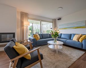 Moderne zithoek in Vinkenlaan 8 | De Banjaard, Kamperland, met uitzicht op de tuin in Noord-Beveland, Zeeland.