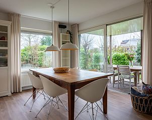 Eethoek met houten tafel in vakantiehuis Vinkenlaan 8 | De Banjaard, Kamperland, nabij de kust van Zeeland.