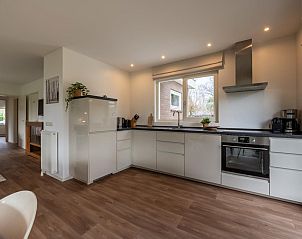 Stijlvolle keuken in Vinkenlaan 8 | De Banjaard, Kamperland, voorzien van moderne apparatuur en ruim werkblad.