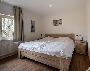 Ruime slaapkamer met tweepersoonsbed in Vinkenlaan 8 | De Banjaard, Kamperland, ideaal voor een ontspannen verblijf.