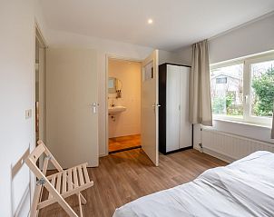 Slaapkamer met ensuite badkamer in Vinkenlaan 8 | De Banjaard, Kamperland, biedt privacy en comfort in Zeeland.
