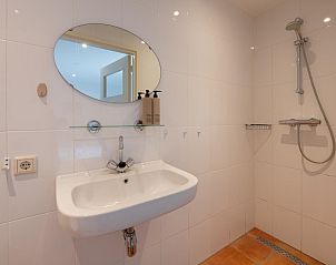 Moderne badkamer met inloopdouche in Vinkenlaan 8 | De Banjaard, Kamperland, voor een verfrissende ervaring.