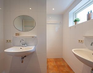 Tweede badkamer met dubbele wastafel in Vinkenlaan 8 | De Banjaard, Kamperland, biedt extra gemak voor gasten.