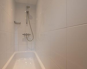 Ruime douche in Vinkenlaan 8 | De Banjaard, Kamperland, voor een ontspannen moment na een dagje strand.