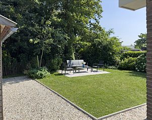 Zonnige tuin met zitje in Vinkenlaan 8 | De Banjaard, Kamperland, biedt rust en privacy in Noord-Beveland.