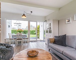 Gemtliches Wohnzimmer in Patrijzenlaan 5, De Banjaard, Kamperland mit Blick auf den Garten.