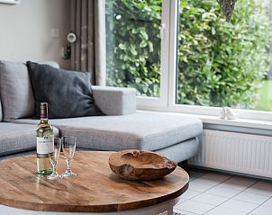 Gemtliche Sitzecke mit einer Flasche Wein in der Patrijzenlaan 5, De Banjaard, Kamperland.