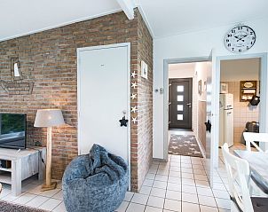 Eingangshalle von Patrijzenlaan 5, De Banjaard, Kamperland mit Zugang zu Kche und Wohnzimmer.