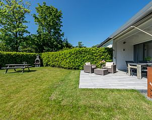 Gerumiger Garten mit Terrasse und Grill im Ferienhaus Patrijzenlaan 5, De Banjaard, Kamperland.