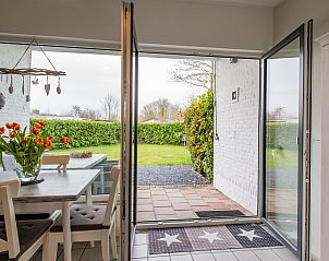 Essecke mit offenen Tren zum Garten in Patrijzenlaan 5, De Banjaard, Kamperland.