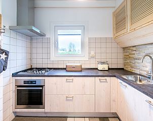 Moderne Kche mit Fenster in Patrijzenlaan 5, De Banjaard, Kamperland.