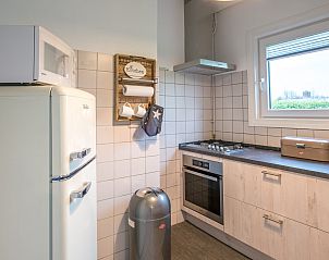 Retro-Khlschrank in der Kche der Patrijzenlaan 5, De Banjaard, Kamperland.