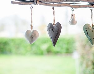 Dekorative Hngeleuchten in der Patrijzenlaan 5, De Banjaard, Kamperland mit Blick auf den Garten.