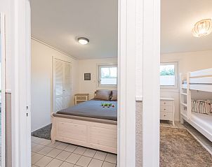 bersicht der Schlafzimmer in Patrijzenlaan 5, De Banjaard, Kamperland mit Doppelbett und Etagenbett.