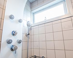 Moderne Dusche im Badezimmer von Patrijzenlaan 5, De Banjaard, Kamperland.