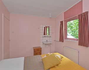Schlafzimmer mit Waschbecken in Kwikstaartenlaan 15 | De Banjaard, Ferienhaus in Kamperland, Noord-Beveland, Zeeland.