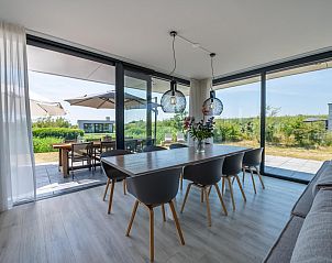 Zandbank 04 | De Groote Duynen in Kamperland, stijlvolle eetkamer met uitzicht op natuur.