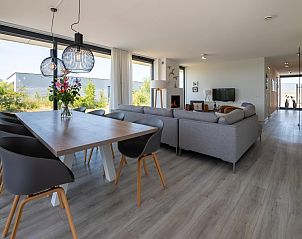 Moderne woonkamer in Zandbank 04 | De Groote Duynen, Kamperland, met veel lichtinval.