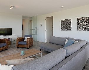 Comfortabele woonkamer in Zandbank 04 | De Groote Duynen, Kamperland, met rieten stoelen.