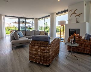 Ruime zitkamer met open haard in Zandbank 04 | De Groote Duynen, Kamperland, Zeeland.