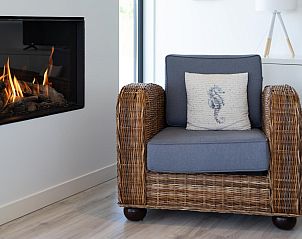 Gezellige leeshoek bij de haard in Zandbank 04 | De Groote Duynen, Kamperland.