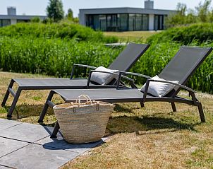 Comfortabele ligstoelen in de tuin van Zandbank 04 | De Groote Duynen, Kamperland.